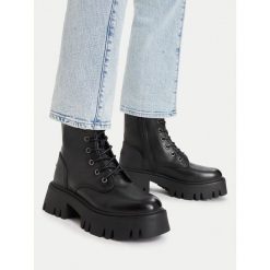 Trapery Guess Jeans. Czarne trapery i śniegowce Guess Jeans, z jeansu. Za 299.99 zł.