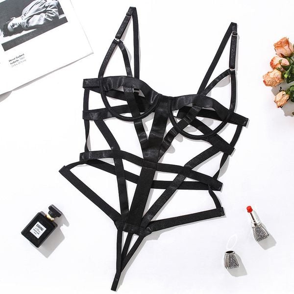 Body z elastycznym materiałem i szerokimi pasami na wieczorne wyjścia Calida. Czarne body Intica, l, bez wzorów. Za 129.00 zł.