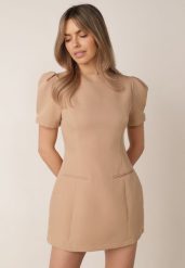 Beżowa Elegancka Sukienka o Kroju Bombki Ozdobiona Imitacją Kieszeni Ialane. Brązowe sukienki Born2be, do pracy, l, bez wzorów, biznesowe, bez kołnierzyka, bez ramiączek, mini, bombki. Za 179.99 zł.