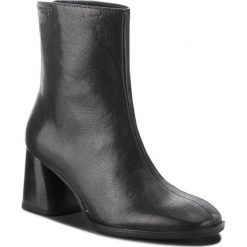 Botki VAGABOND - Cindy 4632-101-20 Black. Czarne botki Vagabond, bez wzorów, z materiału, bez obcasa, na obcasie, bez zapięcia. W wyprzedaży za 409.00 zł.