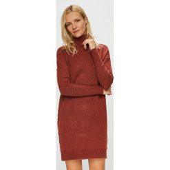 Vero Moda - Sukienka. Czerwone sukienki Vero Moda, na co dzień, s, bez wzorów, z dzianiny, casualowe, bez kołnierzyka, bez ramiączek, mini, proste. W wyprzedaży za 89.90 zł.