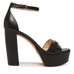 Sandały Guess. Czarne sandały Guess, z aplikacjami, bez obcasa, na słupku, bez zapięcia. Za 599.99 zł.