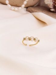 Pierres de Jade Pozłacany pierścionek z perłami i kryształami rozmiar: onesize. Białe pierścionki Pierres de Jade, z kryształem, pozłacane. Za 26.99 zł.