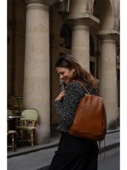 Victor & Hugo Paris Skórzany plecak "Sadie" w kolorze karmelowym - 25 x 45 x 5 cm rozmiar: onesize. Brązowe plecaki Victor & Hugo Paris, bez wzorów, z materiału. Za 460.12 zł.