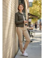 ASSUILI Kurtka przejściowa w kolorze khaki rozmiar: 36. Brązowe kurtki Assuili, bez wzorów, bez kaptura. Za 121.99 zł.