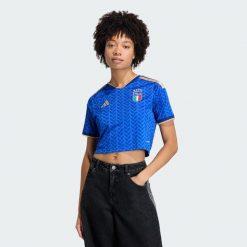 Koszulka podstawowa Włochy 26 Cropped. Niebieskie bluzki Adidas, bez wzorów, sportowe, bez kołnierzyka, bez ramiączek. Za 369.00 zł.