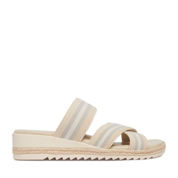 Klapki Go Soft. Brązowe klapki GO SOFT, bez wzorów, bez obcasa. Za 119.99 zł.