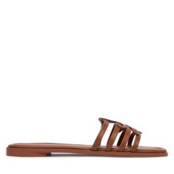 Klapki Tommy Hilfiger. Brązowe klapki TOMMY HILFIGER, bez wzorów, bez obcasa. Za 409.99 zł.