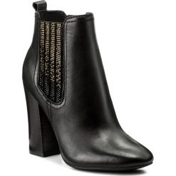 Botki GUESS - Luna FLLUN3 LEA10 BLACK. Czarne botki Guess, z aplikacjami, z materiału, bez obcasa, na obcasie, bez zapięcia. W wyprzedaży za 459.00 zł.
