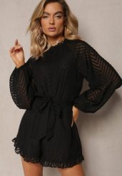 Czarny Elegancki Kombinezon z Tłoczonym Wzorem Falbankami i Bufiastymi Rękawami Dalisa. Czarne sukienki Renee, na spotkanie biznesowe, l, bez wzorów, eleganckie, bez kołnierzyka, bez ramiączek. Za 119.99 zł.