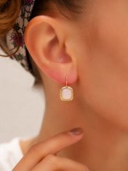 L'Atelier de Gaia Pozłacane kolczyki z tygrysim okiem rozmiar: onesize. Różowe kolczyki L'Atelier de Gaia, pozłacane, z zapięciem typu bigiel. Za 68.95 zł.