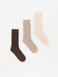 Długie skarpety 3 pack - brązowy. Brązowe skarpety Reserved, bez wzorów. Za 49.99 zł.