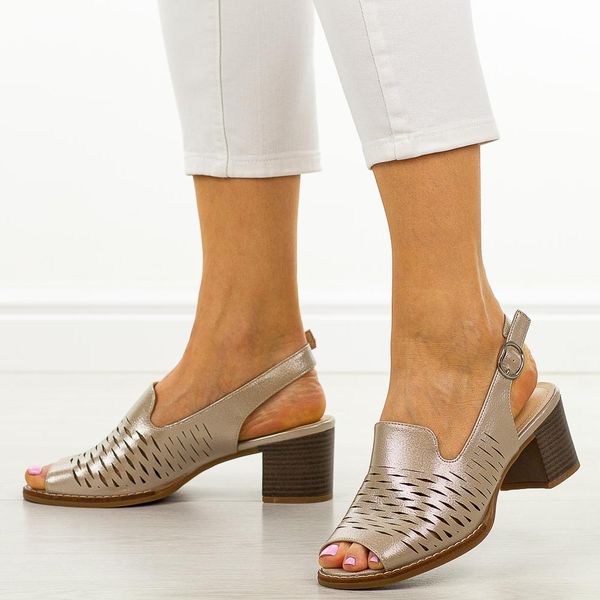 Złote sandały damskie na obcasie Sergio Leone sk836. Żółte sandały Sergio Leone, bez wzorów, ze skóry, eleganckie, bez obcasa, na obcasie, bez zapięcia. Za 159.00 zł.