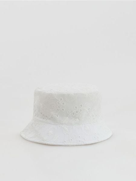 Kapelusz bucket hat z haftem - złamana biel. Kapelusze Reserved, bez wzorów. W wyprzedaży za 45.99 zł.