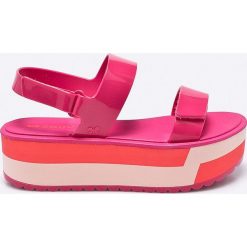 Zaxy - Sandały. Czerwone sandały Zaxy, bez wzorów, z materiału, bez obcasa, na obcasie, bez zapięcia. W wyprzedaży za 199.90 zł.