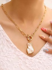 L'Atelier de Gaia Pozłacany naszyjnik z zawieszką - dł. 50 cm rozmiar: onesize. Białe naszyjniki L'Atelier de Gaia, z perłą, pozłacane. Za 104.39 zł.