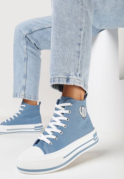 Niebieskie Trampki za Kostkę na Grubej Podeszwie z Ozdobną Naszywką Sumexa. Niebieskie trampki Born2be, z aplikacjami, za kostkę, bez zapięcia. Za 49.99 zł.