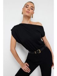 Trendyol Bluzka w kolorze czarnym rozmiar: XL. Czarne bluzki Trendyol, xl, bez wzorów, z asymetrycznym kołnierzem, bez ramiączek. Za 41.59 zł.