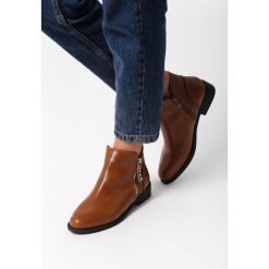 Camelowe Botki Myosotis. Botki Born2be, bez wzorów, bez obcasa, na płaskiej podeszwie, bez zapięcia. Za 99.99 zł.