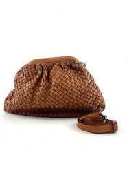 Amara Skórzana kopertówka "Miller" w kolorze jasnobrązowym - 35 x 23 x 8 cm rozmiar: onesize. Brązowe kopertówki Amara, bez wzorów, z materiału, przez ramię, bez dodatków. Za 431.78 zł.