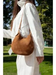 Christian Laurier Skórzana torebka "Mika" w kolorze jasnobrązowym - 26 x 21 x 2 cm rozmiar: onesize. Brązowe torby na ramię Christian Laurier, bez wzorów, z materiału, na ramię, bez dodatków. Za 305.92 zł.