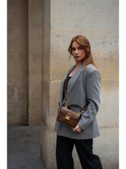 Victor & Hugo Paris Skórzana torebka "Leah" w kolorze brązowym - 18,5 x 12,5 x 6 cm rozmiar: onesize. Brązowe torby na ramię Victor & Hugo Paris, bez wzorów, z materiału, przez ramię, bez dodatków. Za 239.99 zł.