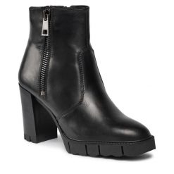 Botki Tamaris. Czarne botki Tamaris, bez wzorów, bez obcasa, na słupku, bez zapięcia. Za 669.99 zł.