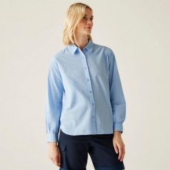 Koszula turystyczna damska Primevere. Niebieskie koszule Regatta, bez wzorów, z bawełny, bez kołnierzyka, bez ramiączek. W wyprzedaży za 216.00 zł.