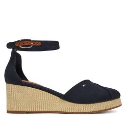 Sandały Tommy Hilfiger. Czarne sandały TOMMY HILFIGER, bez wzorów, bez obcasa, na koturnie, bez zapięcia. Za 409.99 zł.