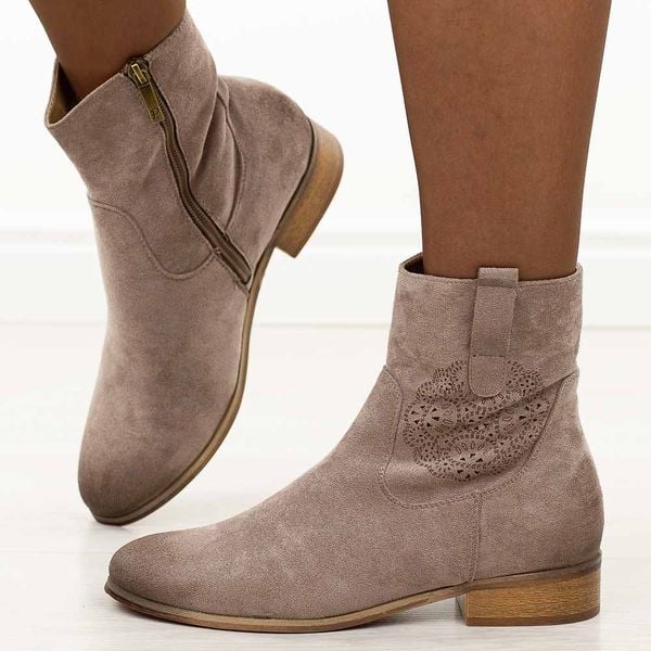 Khaki zamszowe botki damskie Potocki 12745. Brązowe botki POTOCKI, na jesień, bez wzorów, z dzianiny, z okrągłym noskiem, bez obcasa, na płaskiej podeszwie, bez zapięcia. W wyprzedaży za 203.67 zł.