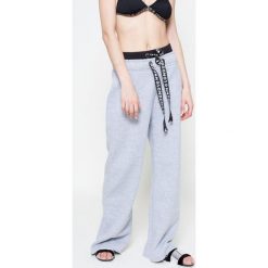 Missguided by Jourdan Dunn - Spodnie. Szare spodnie dresowe Missguided, bez wzorów, z bawełny, z obniżonym stanem. W wyprzedaży za 69.90 zł.
