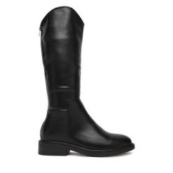 Kozaki DeeZee. Czarne kozaki DeeZee, bez obcasa, na płaskiej podeszwie, bez zapięcia. Za 219.99 zł.