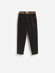 Jeansy mom slim z paskiem - brązowy. Brązowe jeansy Reserved, bez wzorów. Za 139.99 zł.