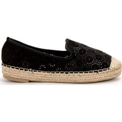 Czarne Zamszowe Ażurowe Espadryle. Czarne espadryle ButyModne, w ażurowe wzory, z zamszu, bez obcasa, bez zapięcia. W wyprzedaży za 99.00 zł.
