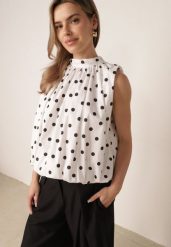 Biała Bluzka z Bawełny w Kropki Wiązana przy Karku z Rozcięciem na Plecach Semyle. Białe bluzki Born2be, uniwersalny, bez wzorów, z bawełny, biznesowe, bez kołnierzyka, bez ramiączek. Za 139.99 zł.