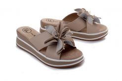 Filippo DK7636/26 BE Beżowy, klapki damskie. Brązowe klapki Filippo, bez wzorów, ze skóry, bez obcasa, na koturnie. Za 164.90 zł.