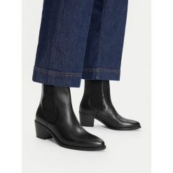 Botki GINO ROSSI. Czarne botki Gino Rossi, bez wzorów, bez obcasa, na słupku, bez zapięcia. Za 349.99 zł.