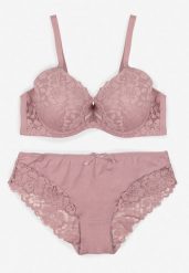 Jasnofioletowy Koronkowy Komplet Biustonosz i Majtki Figi w Klasycznym Stylu Ezirene. Fioletowe figi Renee, z aplikacjami, z jeansu. Za 39.99 zł.
