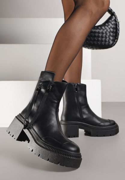 Czarne Botki Vices Ozdobione Tasiemką Rotine. Czarne botki Renee, bez wzorów, z jeansu, bez obcasa, na obcasie, bez zapięcia. Za 149.99 zł.