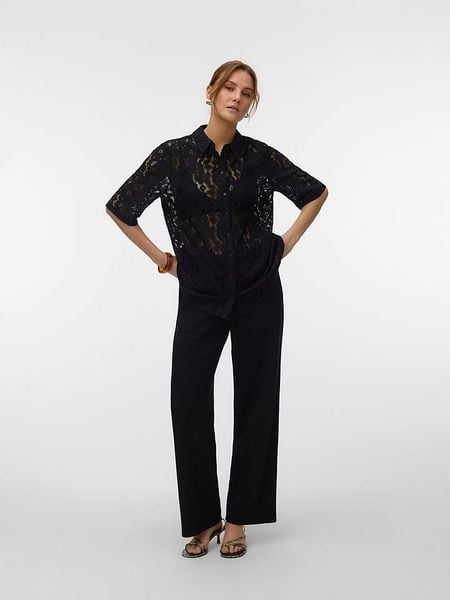 Vero Moda Bluzka w kolorze czarnym rozmiar: M. Czarne bluzki Vero Moda, m, bez wzorów, z koronki, bez kołnierzyka, bez ramiączek. Za 129.95 zł.