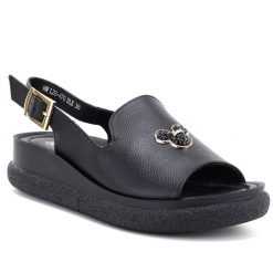 Skórzane sandały damskie na koturnie czarne T.Sokolski L26-476. Czarne sandały T.Sokolski, bez wzorów, ze skóry, bez obcasa, na koturnie, bez zapięcia. Za 189.99 zł.