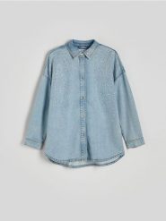 Jeansowa koszula z aplikacją - niebieski. Niebieskie koszule Reserved, l, z aplikacjami, z bawełny, bez kołnierzyka, bez ramiączek. W wyprzedaży za 99.99 zł.