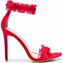 Public Desire - Sandały. Czerwone sandały Public Desire, bez wzorów, z denimu, bez obcasa, na obcasie, bez zapięcia. W wyprzedaży za 39.90 zł.