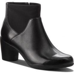 Botki CLARKS - Un Rosa Mid 261355304 Black Leather. Czarne botki Clarks, bez wzorów, z materiału, bez obcasa, na obcasie, bez zapięcia. W wyprzedaży za 299.00 zł.
