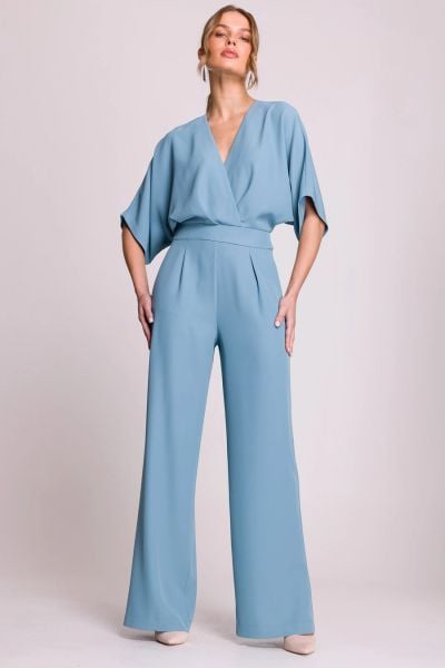 Elegancki kombinezon damski z kopertowym dekoltem błękitny. Niebieskie sukienki Stylove, na imprezę, xl, bez wzorów, eleganckie, bez kołnierzyka, bez ramiączek, kopertowe. Za 519.00 zł.