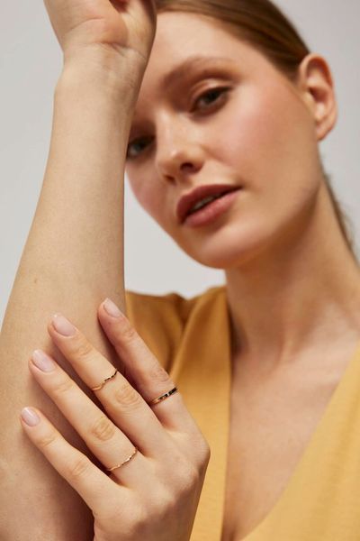 Zestaw delikatnych pierścionków w kolorze złota. Żółte pierścionki MOODO, złote. W wyprzedaży za 2.99 zł.