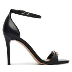 Sandały Guess. Czarne sandały Guess, z aplikacjami, bez obcasa, na szpilce, bez zapięcia. Za 769.99 zł.