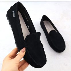 Mokasyny damskie półbuty zamszowe czarne Potocki 09301. Czarne mokasyny POTOCKI, bez wzorów, z nubiku, bez obcasa. Za 189.99 zł.