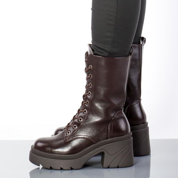 C. Brązowe zimowe wysokie botki damskie na platformie M.Daszyński 2165-4a. Brązowe botki M.Daszyński, na zimę, bez wzorów, ze skóry, bez obcasa, na platformie, bez zapięcia. Za 199.00 zł.