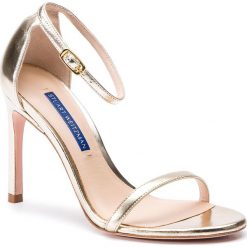 Sandały STUART WEITZMAN - Nudistsong ZL37421 Platino Met Nappa. Żółte sandały Stuart Weitzman, bez wzorów, ze skóry, eleganckie, bez obcasa, na obcasie, bez zapięcia. W wyprzedaży za 1,029.00 zł.